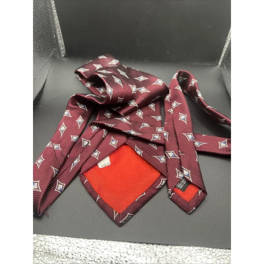 VIENICCI Tie Silk burgundy necktie featuring a geometric diamond pattern.